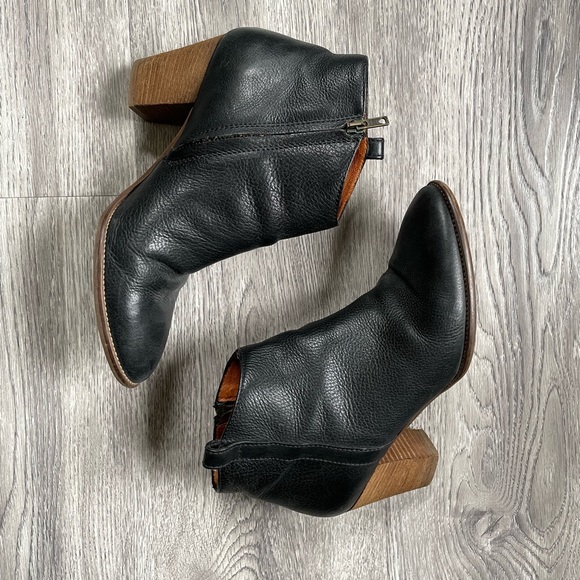 Madewell Billie Boot in Black Leather - Picture 3 of 7